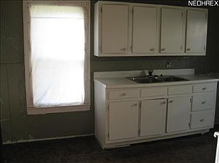4th image of 627 Woodland Ave