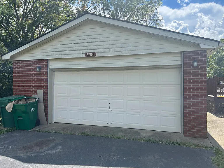2 1/2 car garage