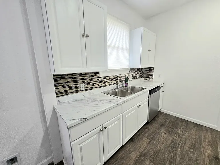 2623 W Houston St — Photo 8