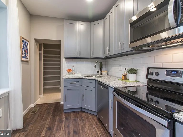 2032 E Huntingdon St — Photo 4