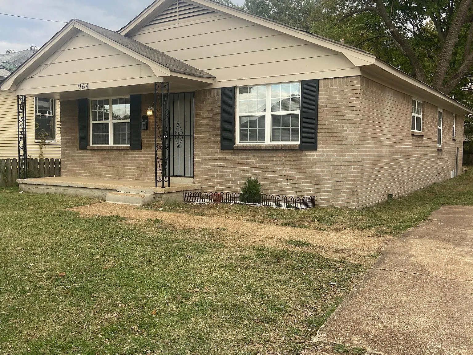 964 Blythe St — Photo 1