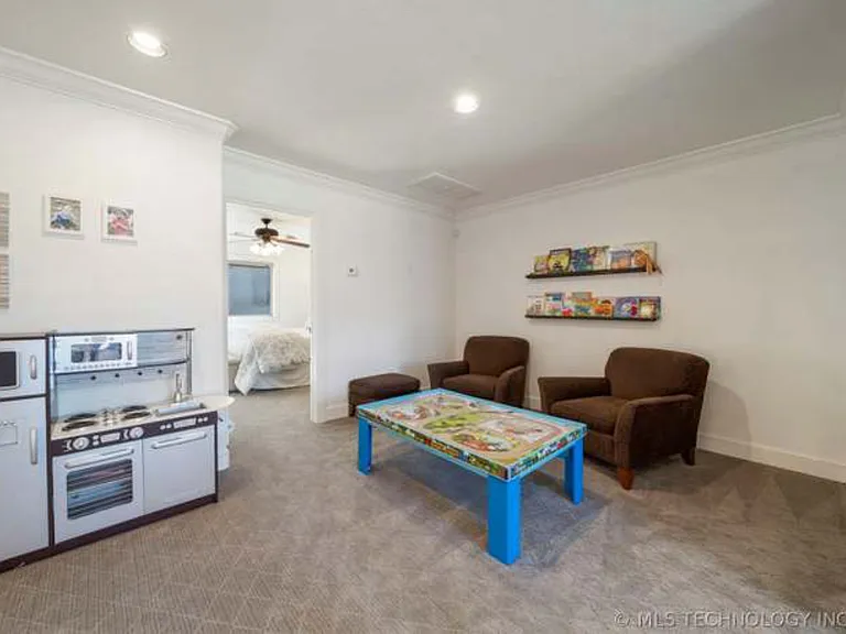 1436 E 35th Pl — Photo 19