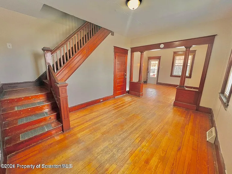 637 E Elm St — Photo 3