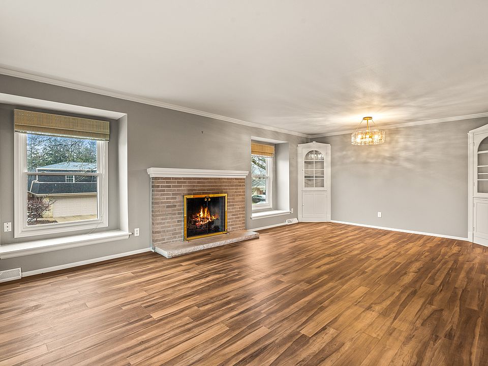 Living Room/Dining Area