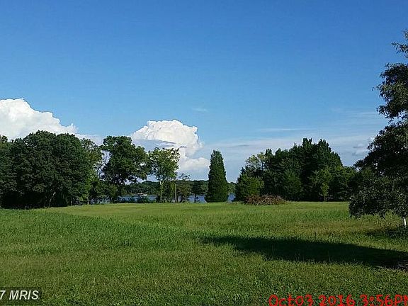 beautiful yard with Osprey nest at the driveway!