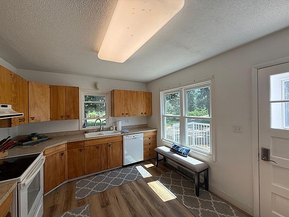 4th image of 1590 W Lake Dr