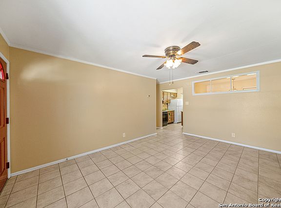 4th image of 922 W Mally Blvd