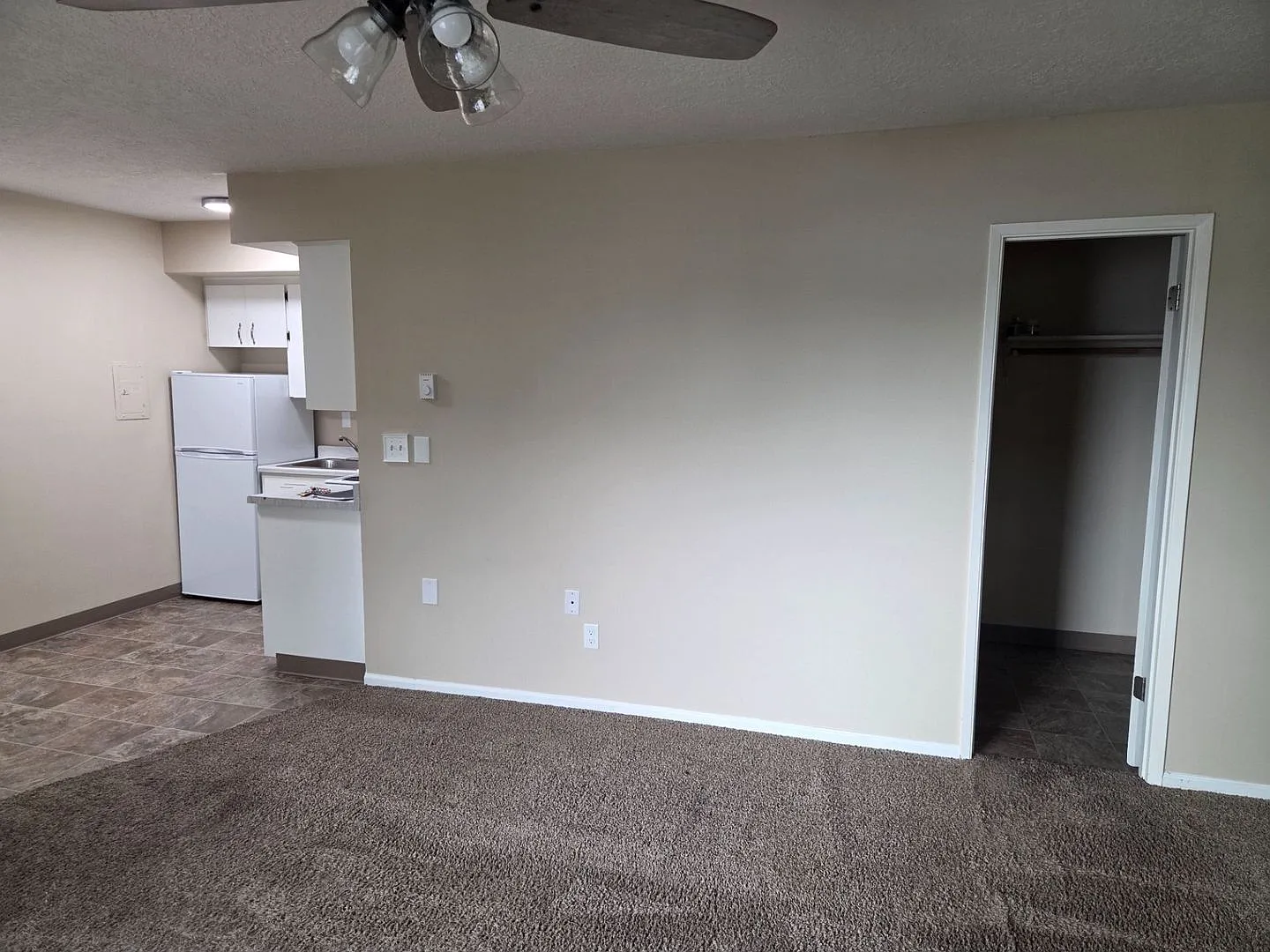 Charming Studio Unit Near Downtown Redmond - The Pines Apartments — Photo 3