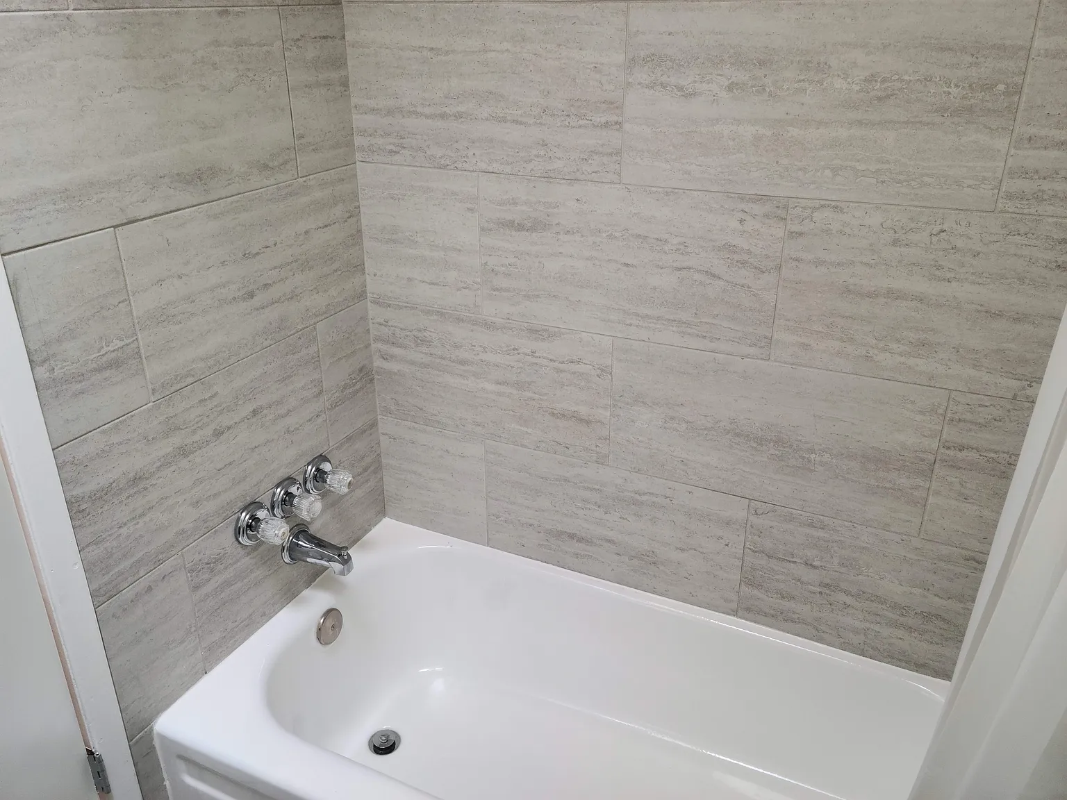 230 Erica St — Photo 2