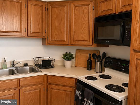3rd image of 2020 Walnut St APT 22K