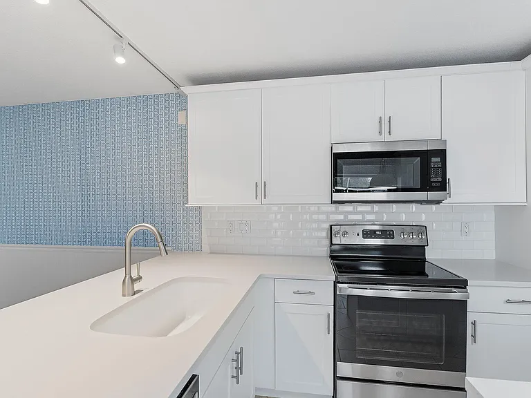 2406 SW Danbury Ln — Photo 15