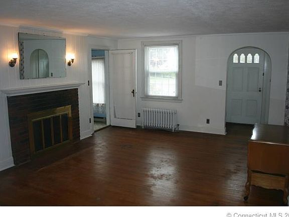 LIVING ROOM WIH FIRE PLACE....