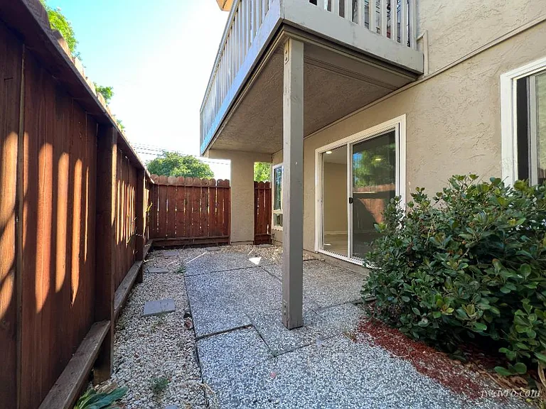 1403 Oxford St — Photo 13
