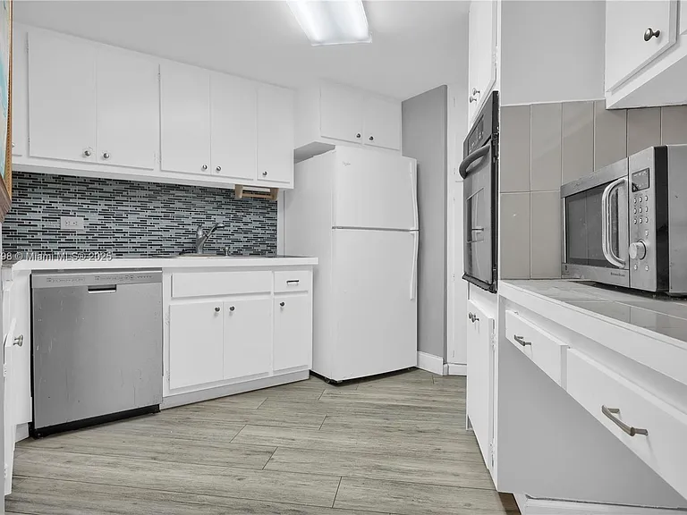 999 Brickell Bay Dr — Photo 6