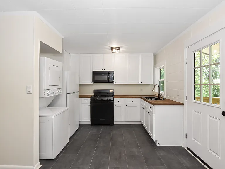 1111 S Meeting St — Photo 13