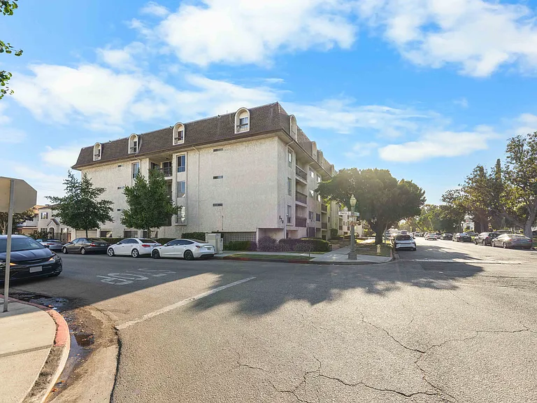 570 W Stocker St #216 — Photo 22