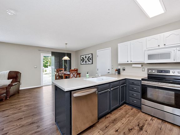 5th image of 410 SE Cardinal Ln