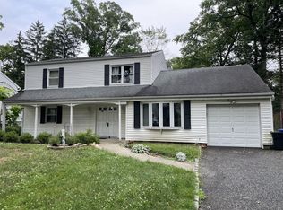 18 Redwood Rd, Livingston, NJ 07039