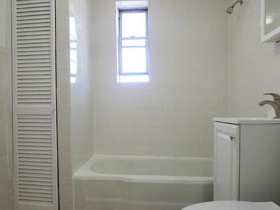 5th image of 154 Bedford Ave APT 4