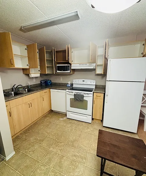 403 Regent Ave W — Photo 3