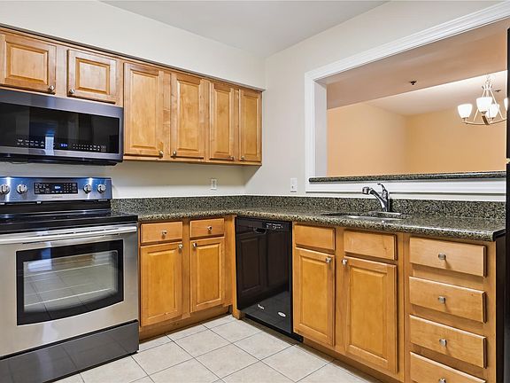4th image of 3179 Summit Square Dr #2-B8