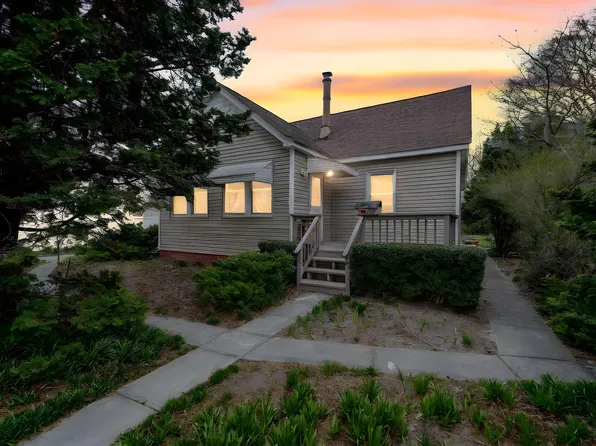 17 W Walnut Street, Islip, NY 11751