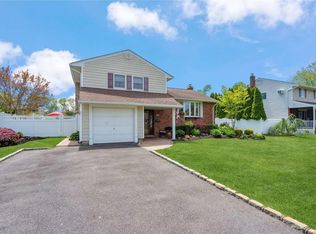 208 Marilynn St, East Islip, NY 11730