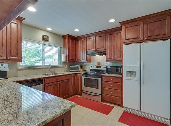 5th image of 3233 Princess St