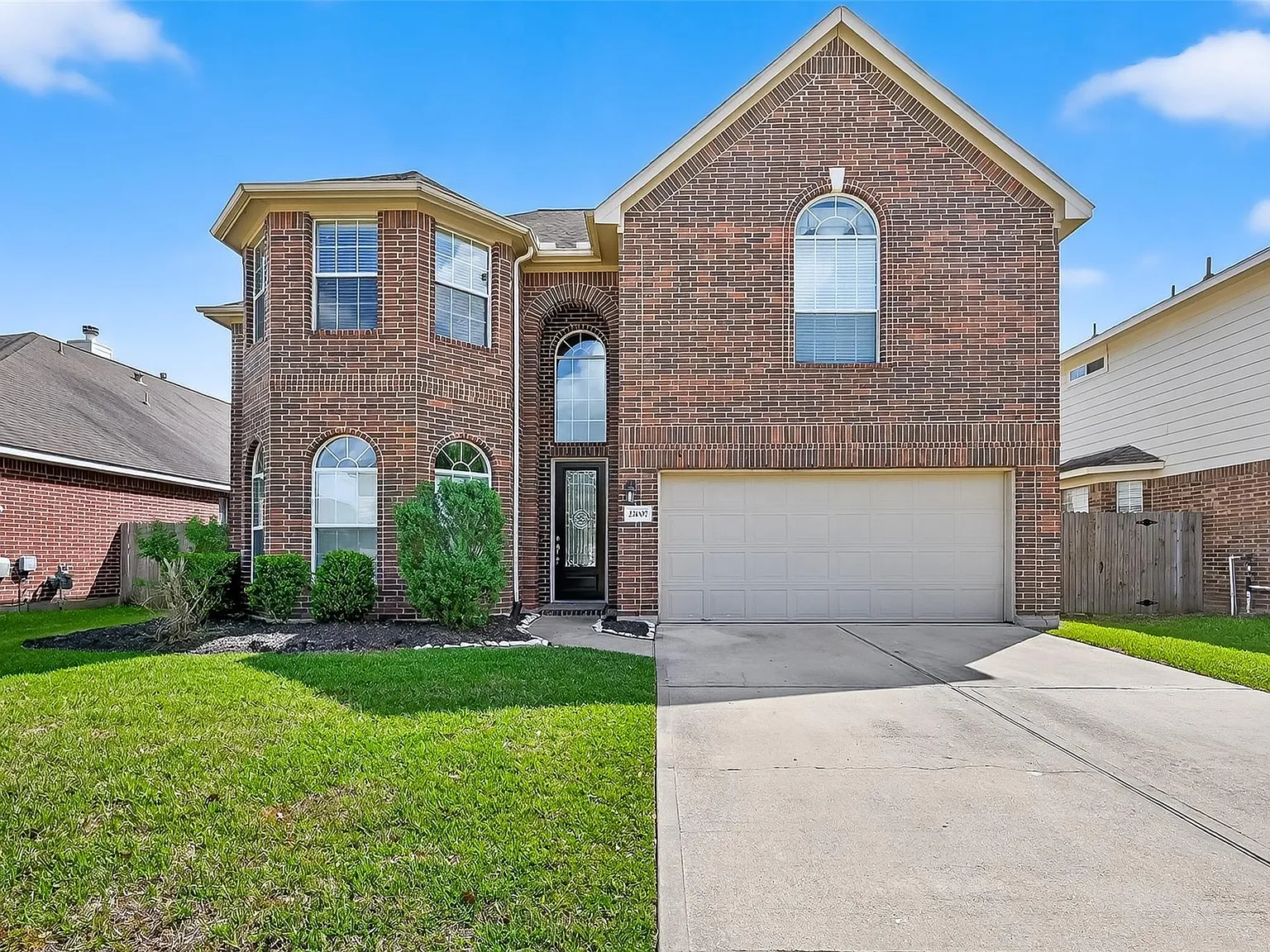 5 bed, 2.5 bath, 2827 sqft, $2,500 — Photo 1
