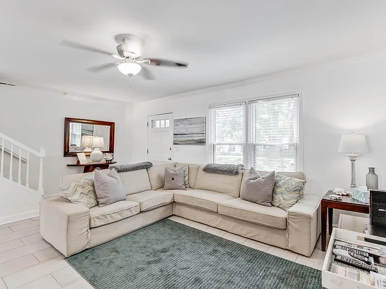 734 Harbor Ln — Photo 14