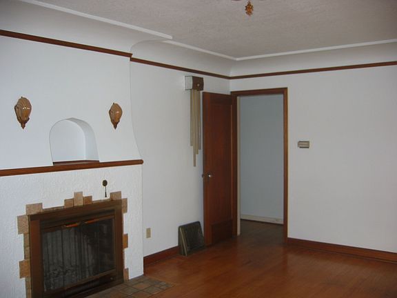 living room w/fireplc