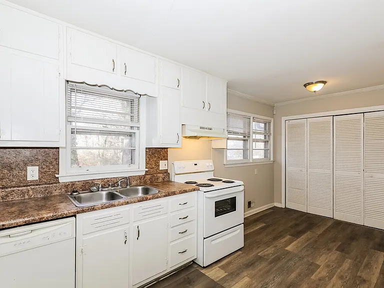 4775 Ben Hill Rd — Photo 5