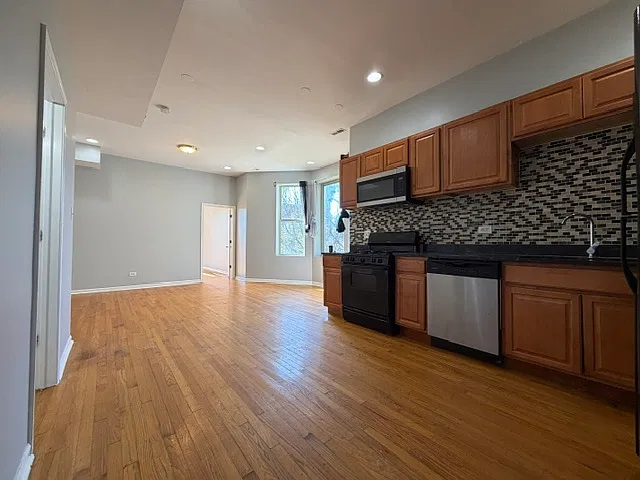 3 bed, 1000 sqft, $1,900 — Photo 3