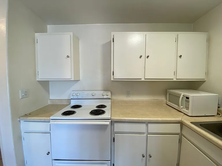 1 and 2 Bedrooms Great Location with Community Pool and Onsite Laundry! 1/2 of Mile from U of A — Photo 19