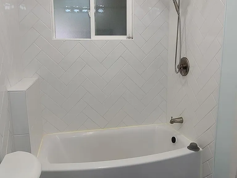 2nd bathroom - Tub/Shower combo with window