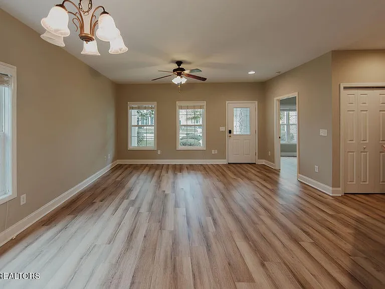 106 Hardinberry St — Photo 2