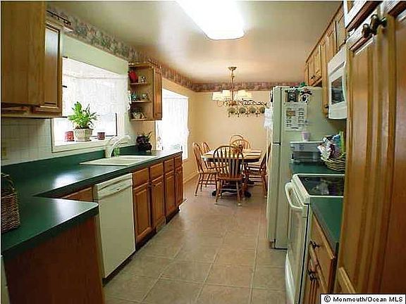 BRAND NEW KITCHEN WITH BOW WINDOW