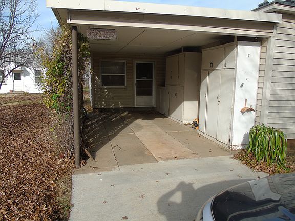 attached carport
