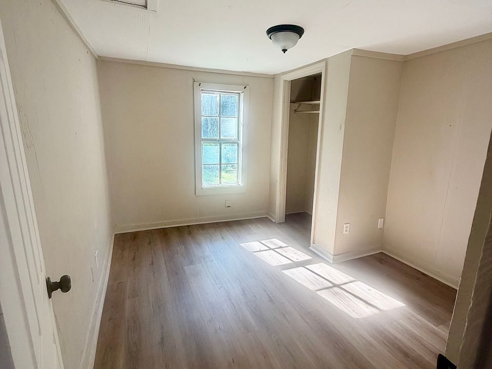 2nd image of 207 Cedar St