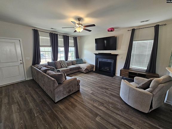 2nd image of 819 Queenshire Ln