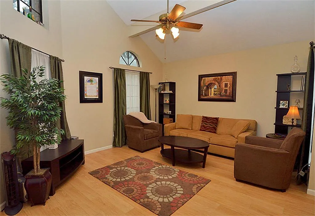 3 bed, 2.5 bath, 1985 sqft, $2,400 — Photo 4