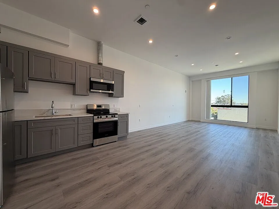 Studio, 1.0 bath, 470 sqft, $1,700 — Photo 2