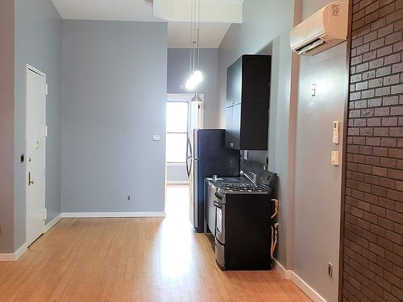 4th image of 1518 Gates Ave #302