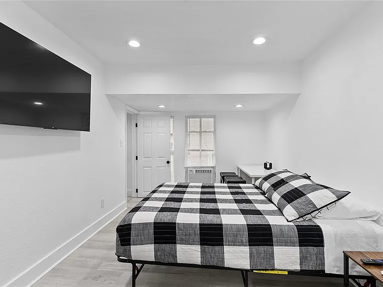 412 E Harwood St #2 — Photo 7