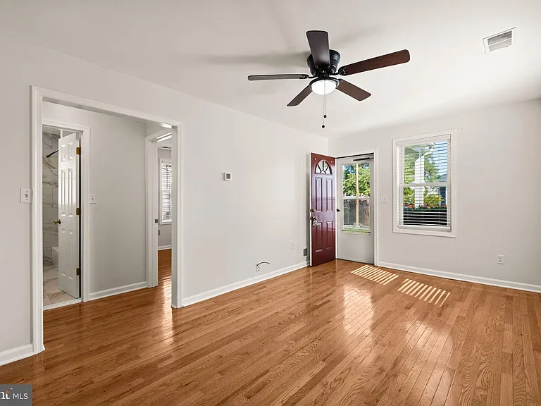 220 E 2nd Ave — Photo 10