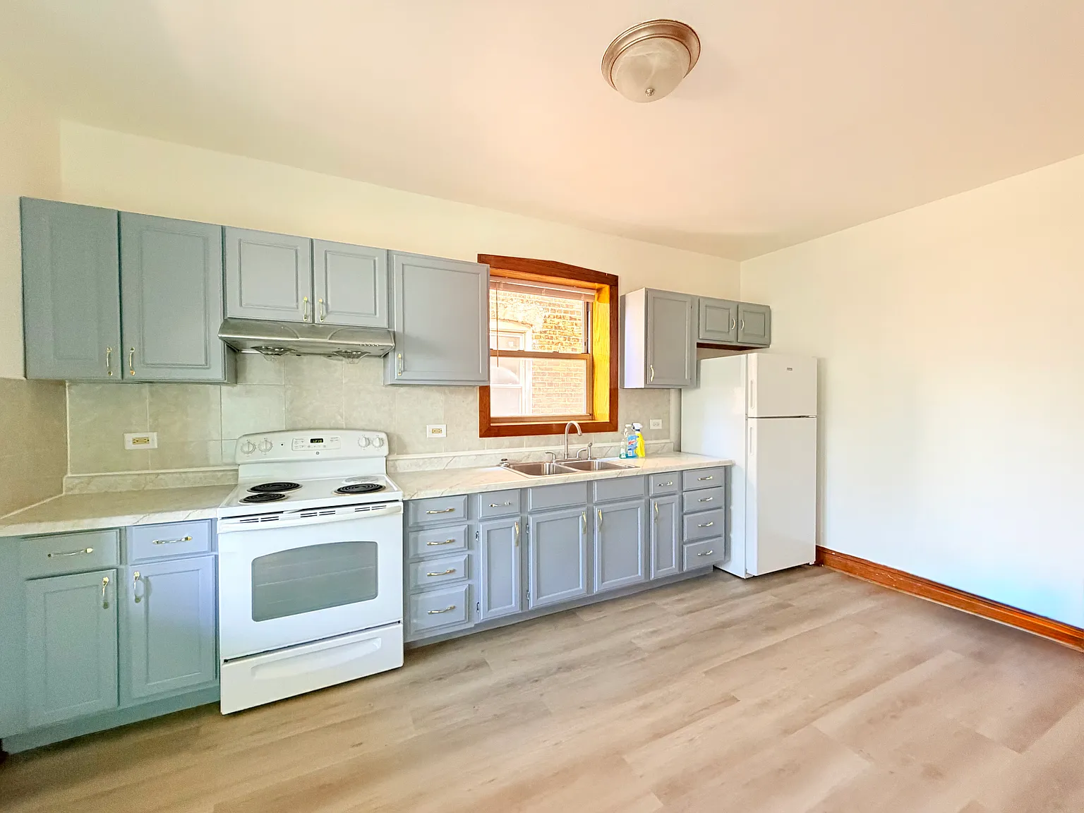 3 bed, 980 sqft, $1,800 — Photo 2