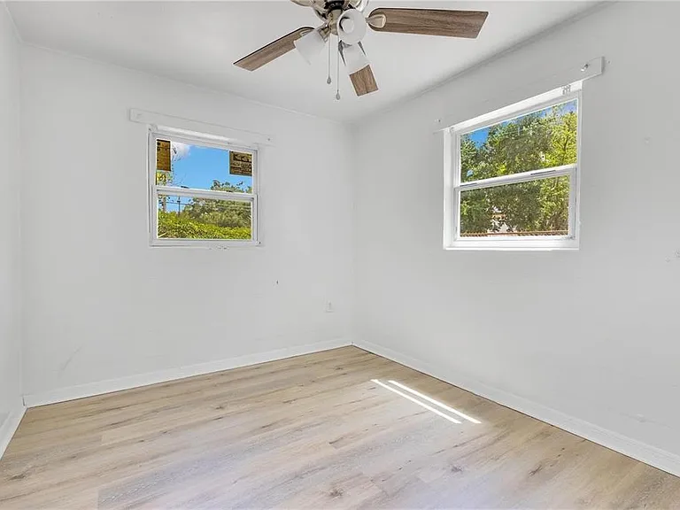 1029 Colyer St — Photo 13