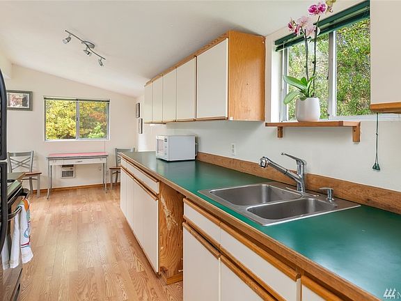 3rd image of 560 E Ballantrae Dr