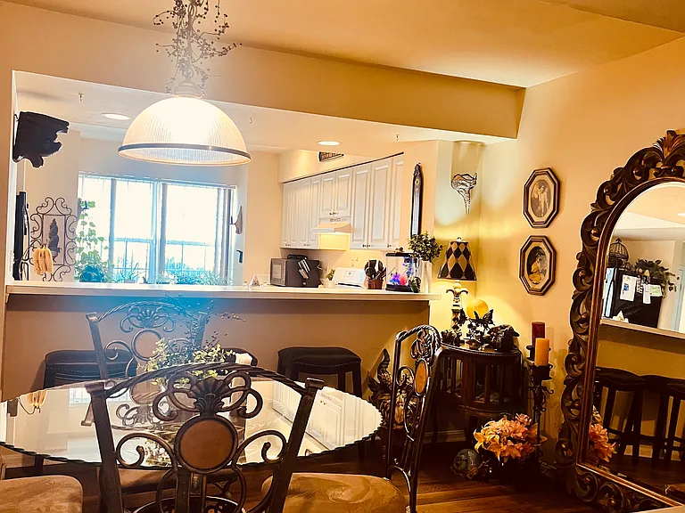 614 Lakefront Cir #614 — Photo 5