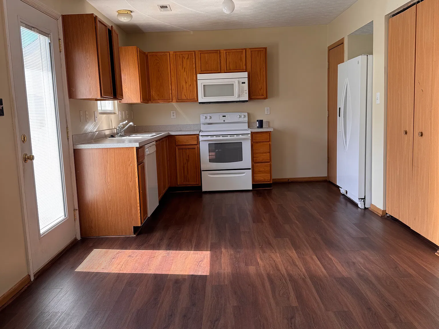 3 bed, 2.5 bath, 1350 sqft, $1,700 — Photo 3